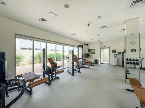 Bright and Airy 2BR, Family-Friendly with Pool and Gym, Dubai (Foto 6)