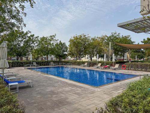 Bright and Airy 2BR, Family-Friendly with Pool and Gym, Dubai (Foto 5)