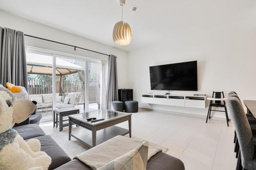 Bright and Airy 2BR, Family-Friendly with Pool and Gym, Dubai (Foto 3)