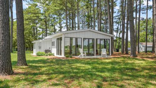 . The Porter's Barn - fancy little waterfront home with deep-water boat dock and firepit