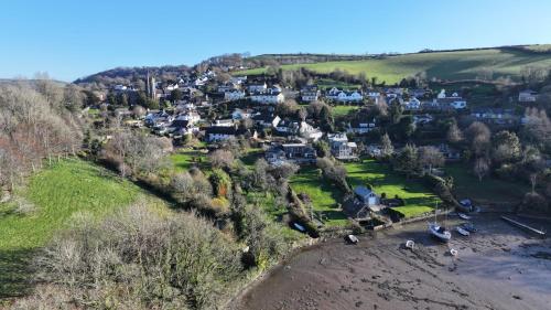 Water Edge Boathouse - On the River Dart