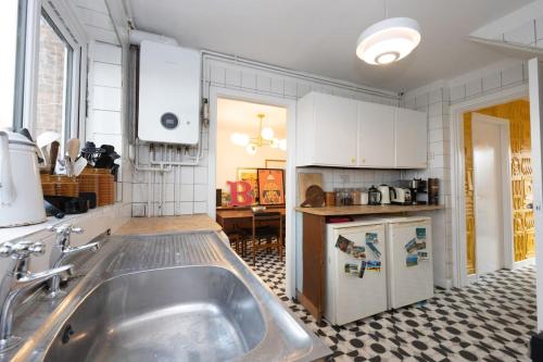 Cosy mid century Stockport with views, dog walks, woodburner in Gee Cross