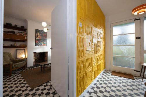 Cosy mid century Stockport with views, dog walks, woodburner in Gee Cross