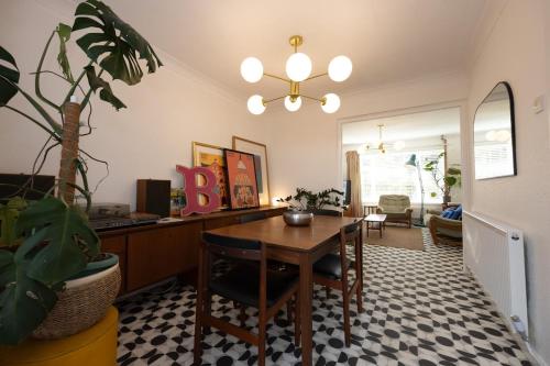 Cosy mid century Stockport with views, dog walks, woodburner in Gee Cross