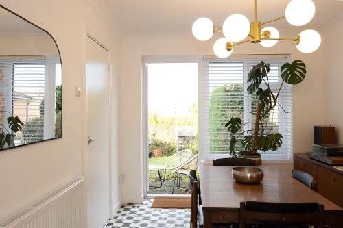 Cosy mid century Stockport with views, dog walks, woodburner in Gee Cross