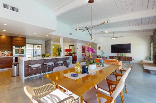 Mid Century Alexander Stunner in Vista Las Palmas Permit# 3800 in Palm Springs, USA