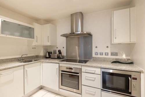 Two Bedroom Modern Apartment - image 7