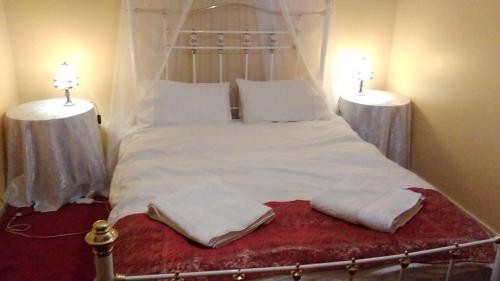 Woiworung Cottage-BYO bed linen and towels-NO WIFI- take a step back in time in Gisborne