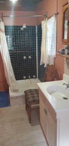 Woiworung Cottage-BYO bed linen and towels-NO WIFI- take a step back in time in Gisborne