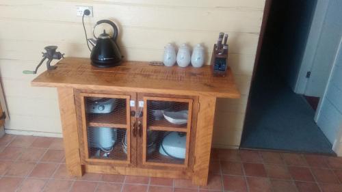 Woiworung Cottage-BYO bed linen and towels-NO WIFI- take a step back in time in Gisborne