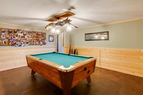 Angel Fire Cabin with Game Room about 4 Mi to Ski Resort in Angel Fire, USA