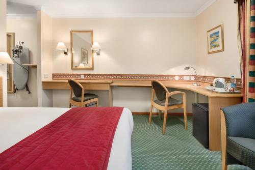 1 double bed, 1 twin bed