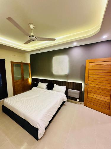 House of Marvel Fully Renovated Penthouse - image 11