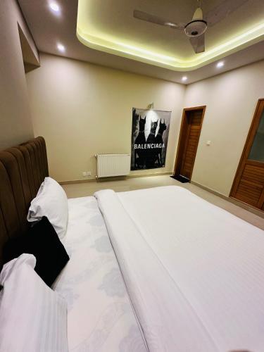 House of Marvel Fully Renovated Penthouse - image 8