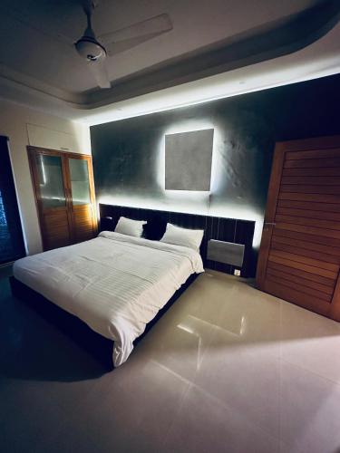 House of Marvel Fully Renovated Penthouse - image 13