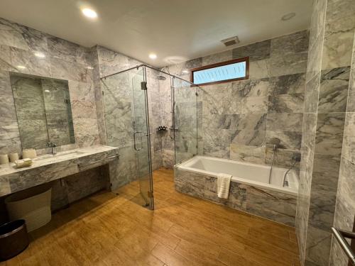 room detail thumbnail 2