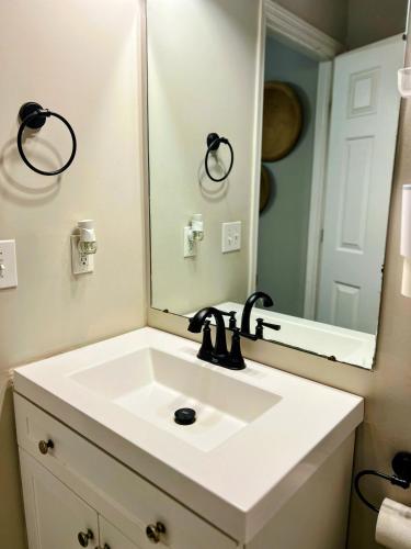 Charming 3 bedroom house with deck in awesome Elsmere Charming 3 bedroom house with deck in awesome Elsmere