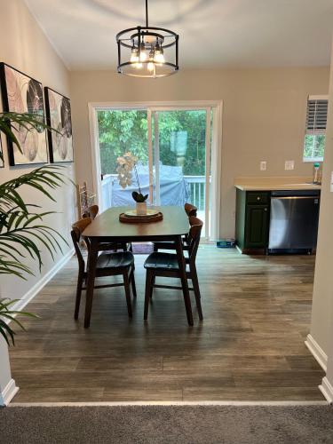 Charming 3 bedroom house with deck in awesome Elsmere Charming 3 bedroom house with deck in awesome Elsmere