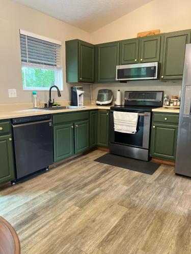 Charming 3 bedroom house with deck in awesome Elsmere Charming 3 bedroom house with deck in awesome Elsmere