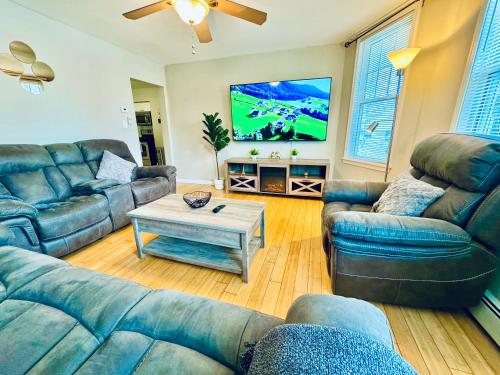 Bright, Stylish & Cozy 2Bed Unit w/Backyard & Grill Close to NYC! in Haledon, USA