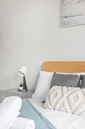 Charming Double Room - Prime Location in Carlton Supermarkets Nearby for Convenience - Shared Bathroom