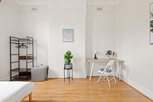 Charming Double Room - Prime Location in Carlton Supermarkets Nearby for Convenience - Shared Bathroom