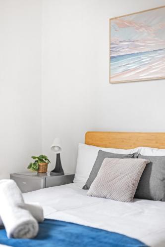 Charming Double Room - Prime Location in Carlton Supermarkets Nearby for Convenience - Shared Bathroom