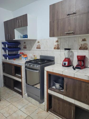 廚房, GoodWaves Surf Hostel in 特魯希略