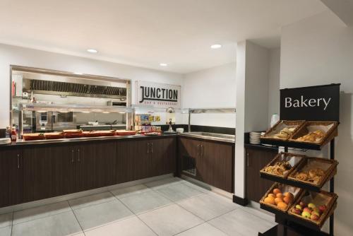 Ramada Cambridge - image 12