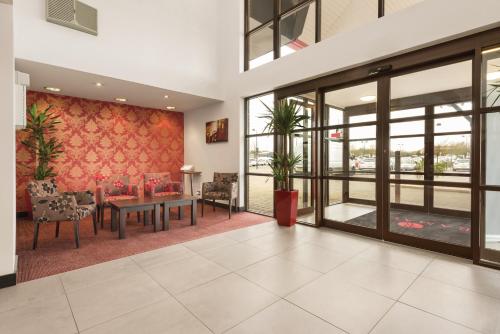 Ramada Cambridge - image 2