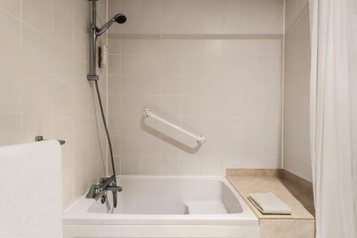 Ramada Cambridge - image 3