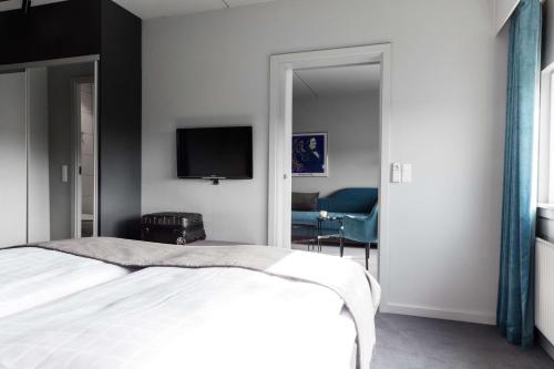 1 queen bed, 1 sofa bed