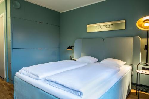 1 queen bed, 2 bunk beds