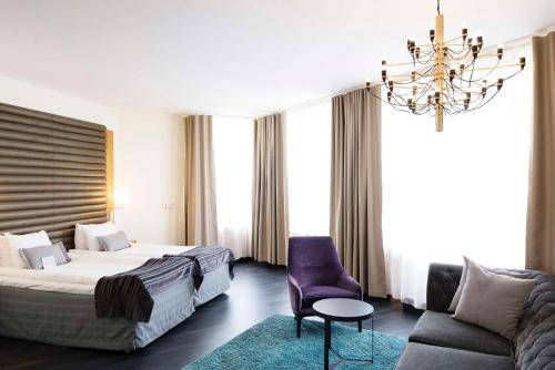2 twin beds, 1 sofa bed