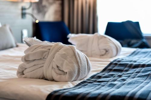 1 queen bed, 1 sofa bed