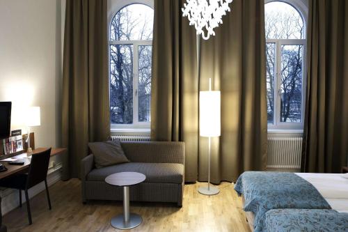 2 twin beds, 1 sofa bed