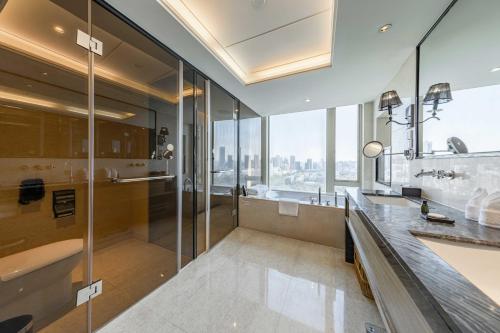 Executive Deluxe Suite image 10