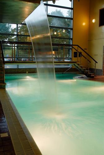 สระว่ายน้ำ, Apollo Hotel in บัสสิ้งสโตค