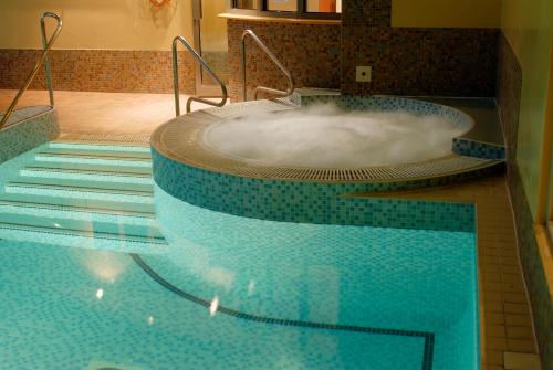 สระว่ายน้ำ, Apollo Hotel in บัสสิ้งสโตค