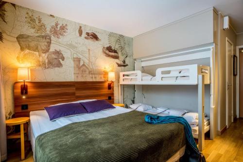 1 double bed, 1 bunk bed