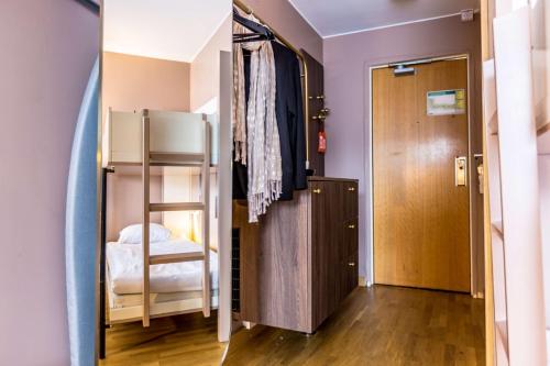 2 twin beds, 2 bunk beds