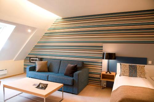 2 twin beds, 1 sofa bed