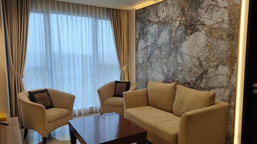 Stylish & Spacious stay at Branz BSD by NJ props, Samporo (фото 6)