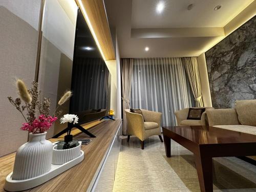 Stylish & Spacious stay at Branz BSD by NJ props, Samporo (фото 4)
