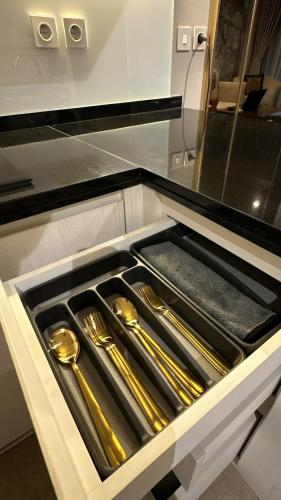 Stylish & Spacious stay at Branz BSD by NJ props, Samporo (фото 9)