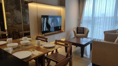 Stylish & Spacious stay at Branz BSD by NJ props, Samporo (фото 5)