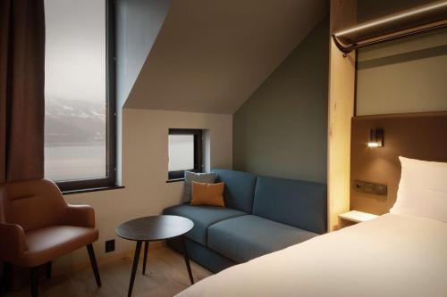 1 queen bed, 1 sofa bed