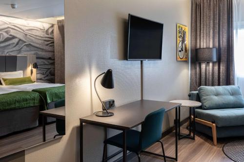 Family Room image 2