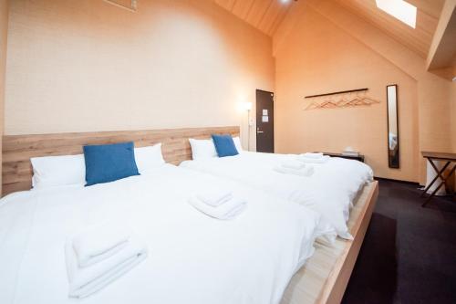 Habitación doble de 1 o 2 camas, baño compartido