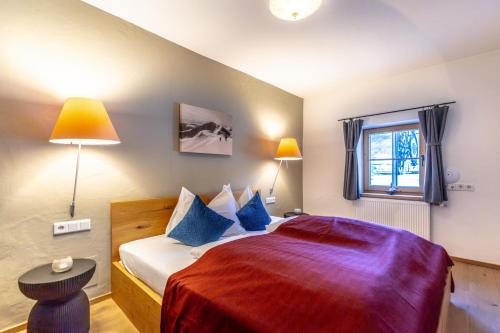 1 queen bed, 1 sofa bed
